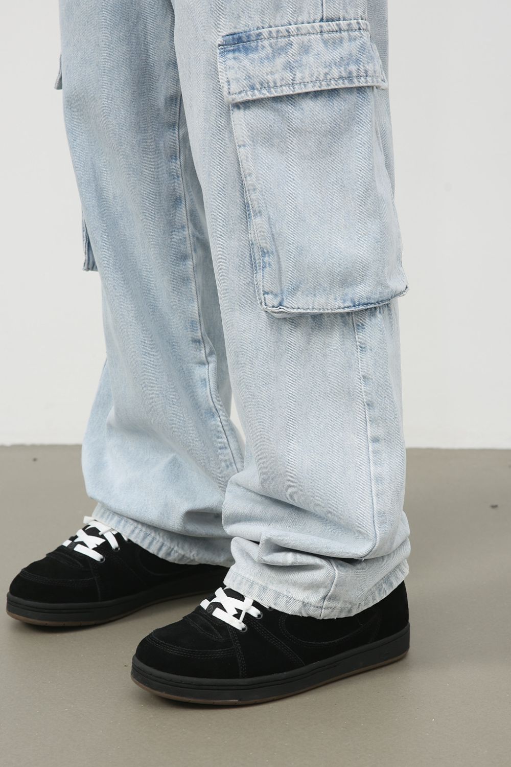 Men's Wide Leg Jeans with Cargo Pockets