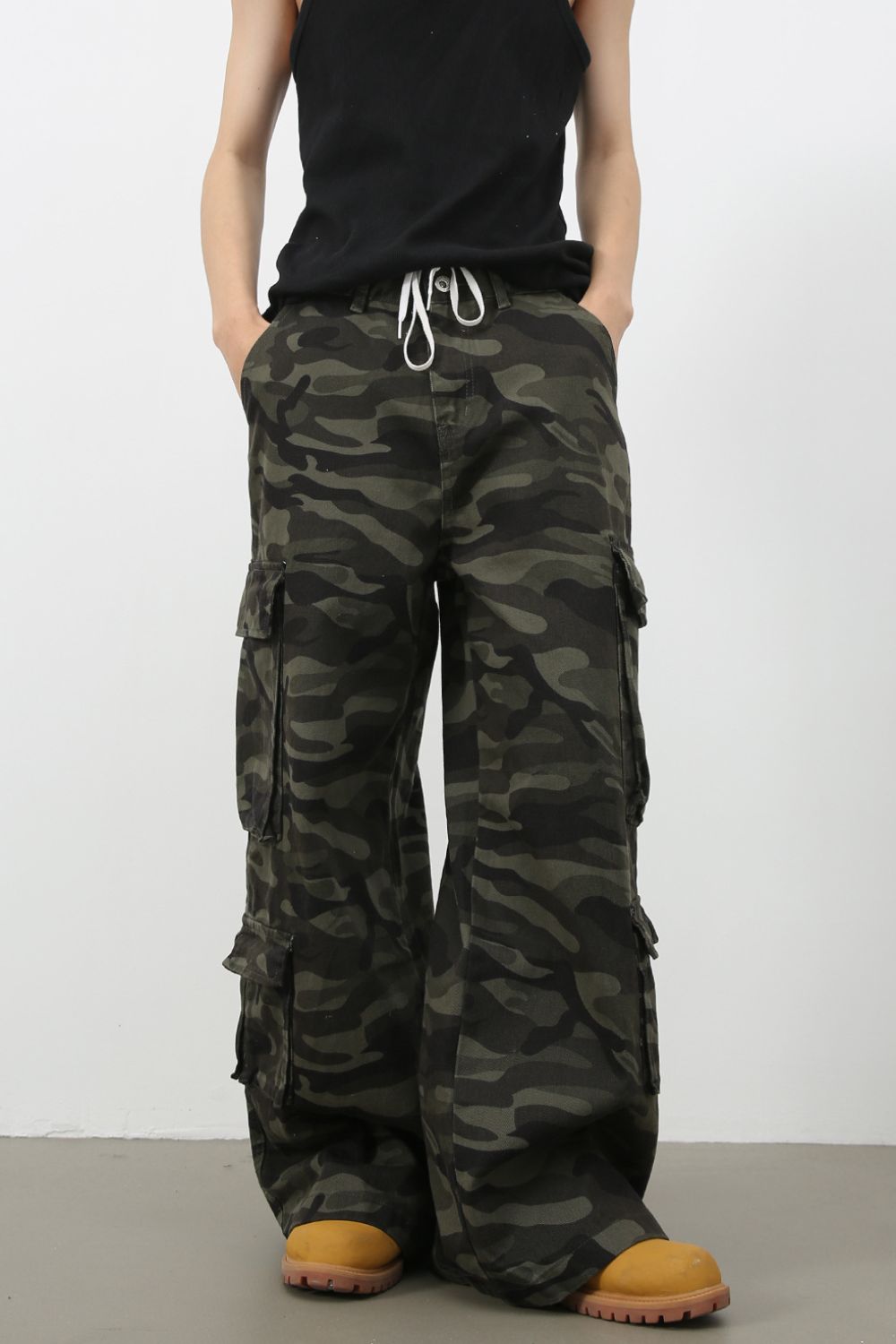 Men's Camouflage Wide Leg Jeans with Cargo Pockets